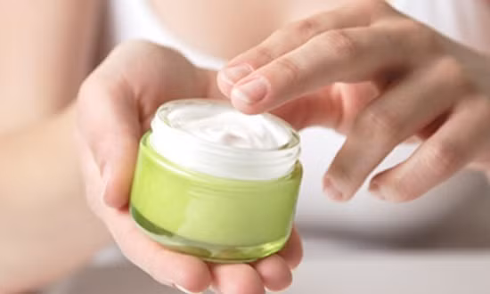 Cũng theo các bác sĩ, các loại mỹ phẩm trôi nổi hoàn toàn không mang lại hiệu quả như mong đợi mà ngược lại sẽ làm da khô, sần sùi hoặc tăng tiết dầu khiến tình trạng nặng nề hơn. Nhiều người quá tin dùng khiến cho tiền mất, tật mang hỏng da thậm chí nguy hại cho sức khỏe. Đặc biệt, việc tự ý sử dụng các loại kem, thuốc bôi trôi nổi, không rõ nguồn gốc rất nguy hiểm, có thể khiến da bị tổn thương nặng và chi phí điều trị tốn kém hơn. Ảnh: Internet. Mời độc giả theo dõi Video "Bí quyết làm đẹp của sao Việt". Nguồn: VTC.