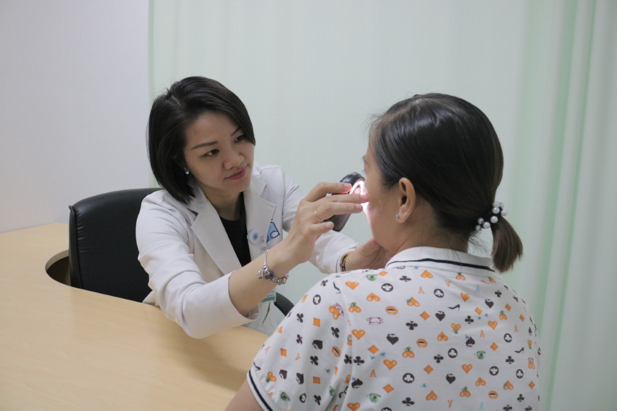 Khi đến BV ĐH Y Dược TP HCM thăm khám, chị T. được chẩn đoán ban dạng trứng cá và tăng sắc tố sau viêm trên nền bệnh nám da do sử dụng mỹ phẩm không rõ nguồn gốc. Các bác sĩ đã lên kế hoạch điều trị cho chị T. bằng thuốc bôi, thuốc uống, chống nắng và sử dụng laser picosecond. Sau 8 tuần điều trị, tình trạng da dần được cải thiện, hết ngứa, sẩn viêm và mụn mủ.