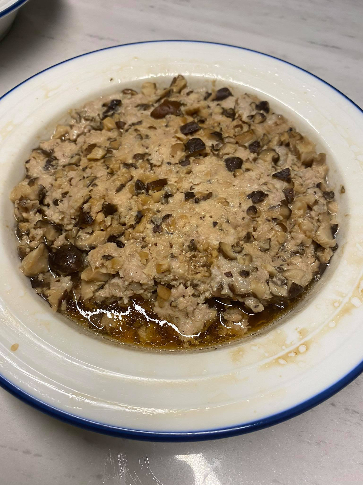 Dù không trang trí đẹp mắt nhưng người hâm mộ vẫn tỏ ra hào hứng trước màn trổ tài nấu nướng của MC Trấn Thành.