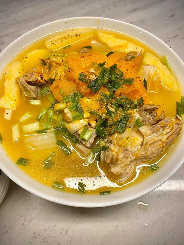 Bữa cơm mùa dịch do Trấn Thành làm luôn đầy đủ các món: canh, rau, xào, mặn, tráng miệng.