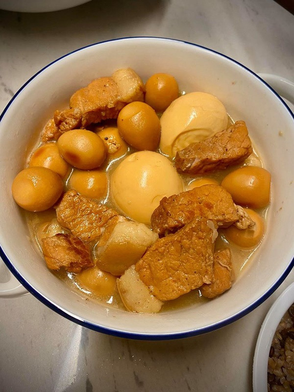 Món thịt kho trứng cút nước dừa do nam MC tự tay nấu.