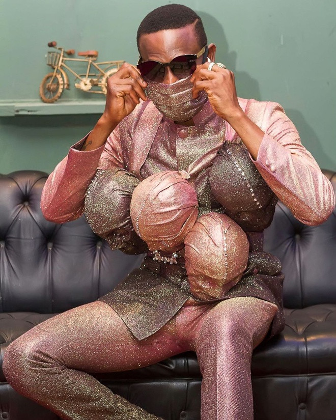 Người mẫu Omashola Kola Oburoh dùng khẩu trang hồng phủ nhũ đồng điệu với set đồ độc đáo.