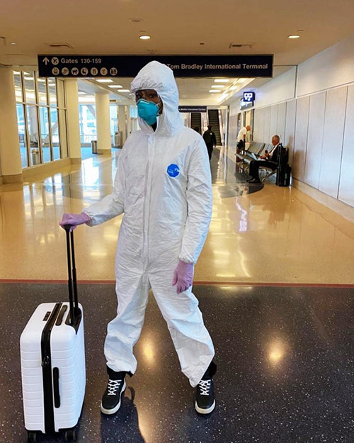 Siêu mẫu Naomi Campbell mặc đồ bảo hộ kín mít từ đầu tới chân khi phải di chuyển giữa mùa dịch. Hơn nữa, cô còn đeo khẩu trang, găng tay y tế, kính chắn bụi để tự bảo vệ mình khi xuất hiện chỗ đông người.