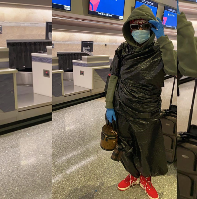 Trong chuyến đi gần đây, nữ ca sĩ Summer Walker diện đồ kín mít, đeo khẩu trang, găng tay và trùm mũ. Chiếc túi xách Louis Vuitton giúp cho bộ đồ của cô thêm phần thời thượng.