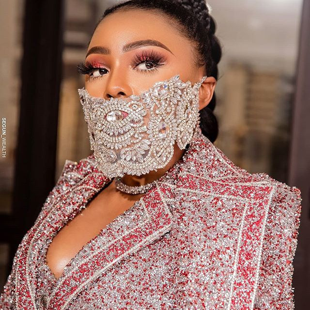 Nhà thiết kế thời trang Ifu Ennada gây chú ý khi đeo khẩu trang đính đá nổi bật cùng bộ đồ lộng lẫy. Tuy nhiên, chiếc khẩu trang của cô chỉ có tác dụng trang trí chứ không giúp ngăn ngừa virus.