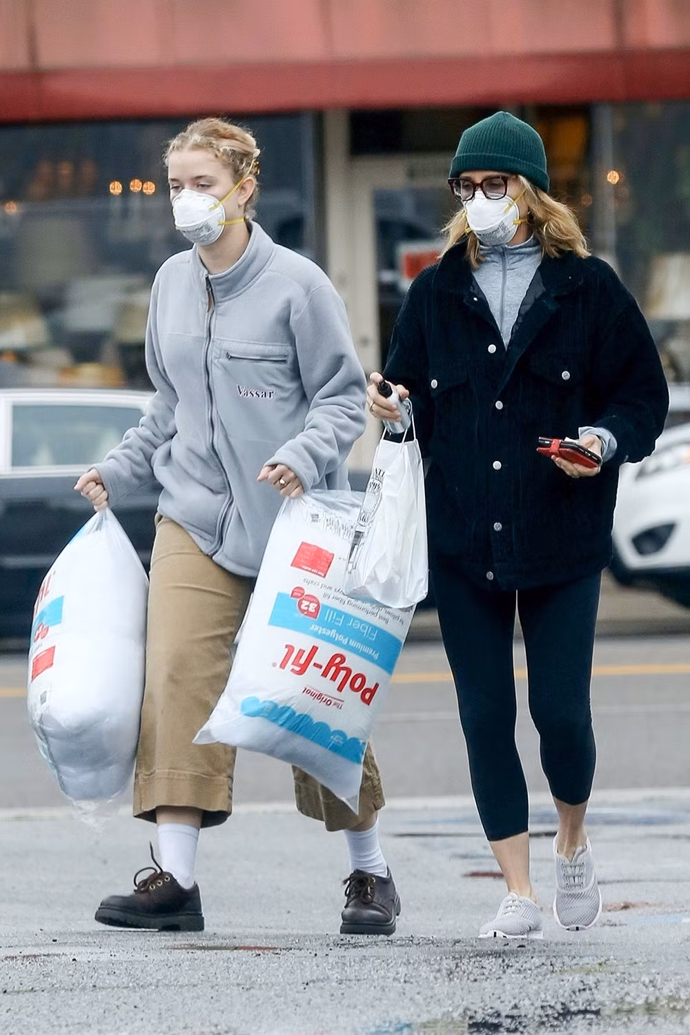 Nữ diễn viên Felicity Huffman cùng con gái xuống phố mua sắm mùa đại dịch. Cô chọn khẩu trang chống độc, đeo mắt kính, đội nón len để bảo vệ sức khỏe.