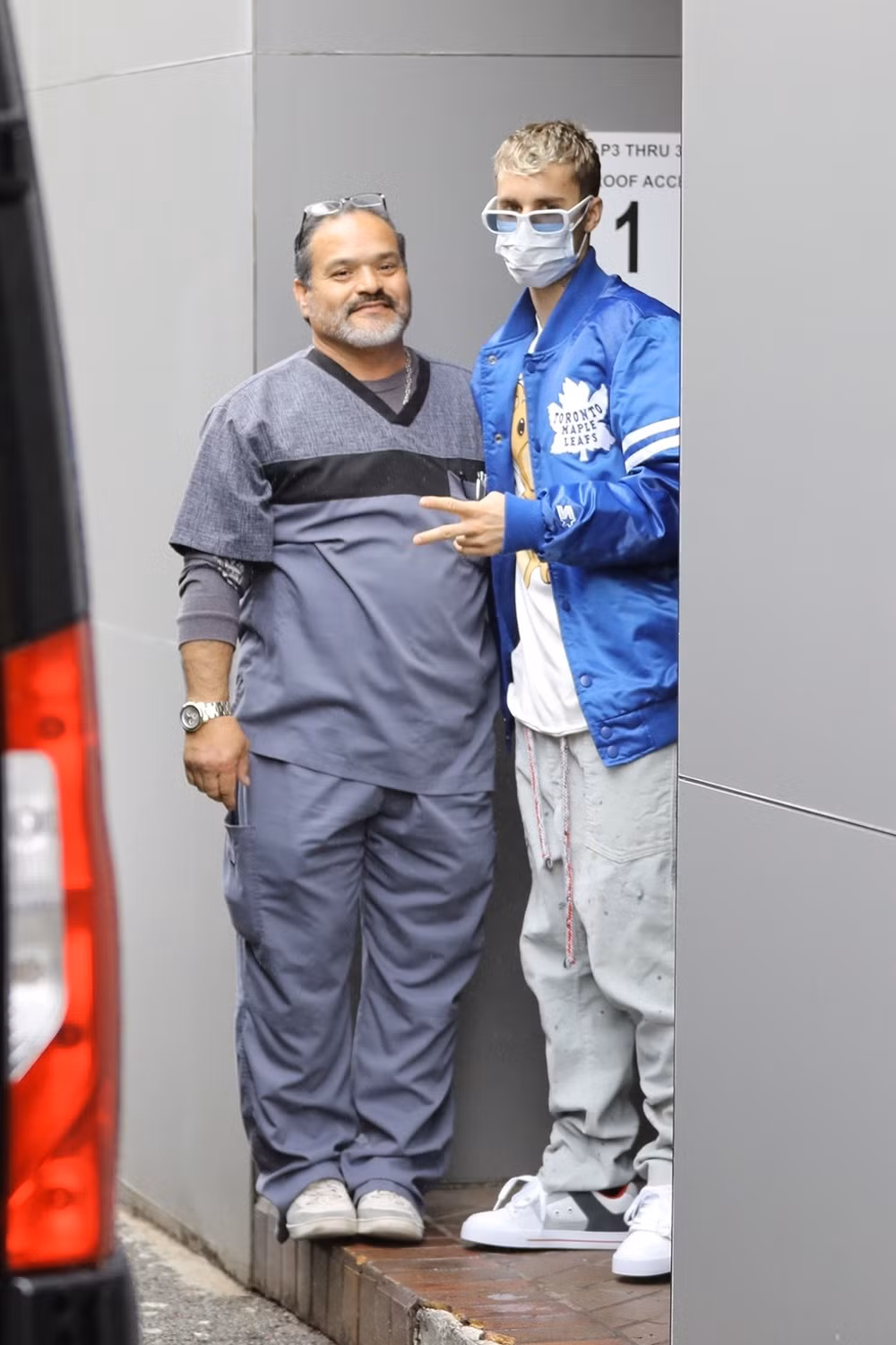 Justin Bieber diện set đồ cực ngầu gồm áo thun, áo khoác bomber, quần thể thao và sneaker. Nam ca sĩ luôn đeo khẩu trang, mắt kính khi xuống phố.