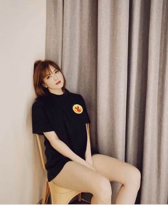 Mới đây, Thiều Bảo Trâm, bạn gái Sơn Tùng MTP, tiếp tục khoe vẻ sang chảnh trong outfit áo phông đen theo mốt thời trang giấu quần trẻ trung, năng động.