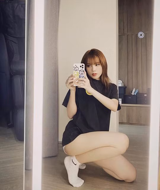 Tuy nhiên, do chọn quần quá ngắn cùng với tư thế tạo dáng khá gợi cảm, càng khiến nhiều người tăng thêm sự hiểu nhầm rằng Thiều Bảo Trâm không mặt quần.