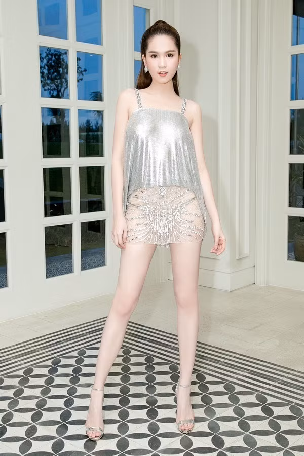 Chiếc váy này khiến người đối diện luôn bị thu hút vào khu vực nhạy cảm của cô nàng. Ảnh: Internet.