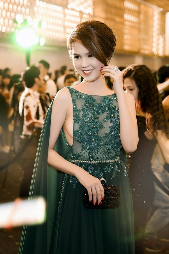 Ngọc Trinh không ngần ngại ăn mặc hở bạo và tự tin "thả rông" vòng một trong một sự kiện khác ở showbiz.