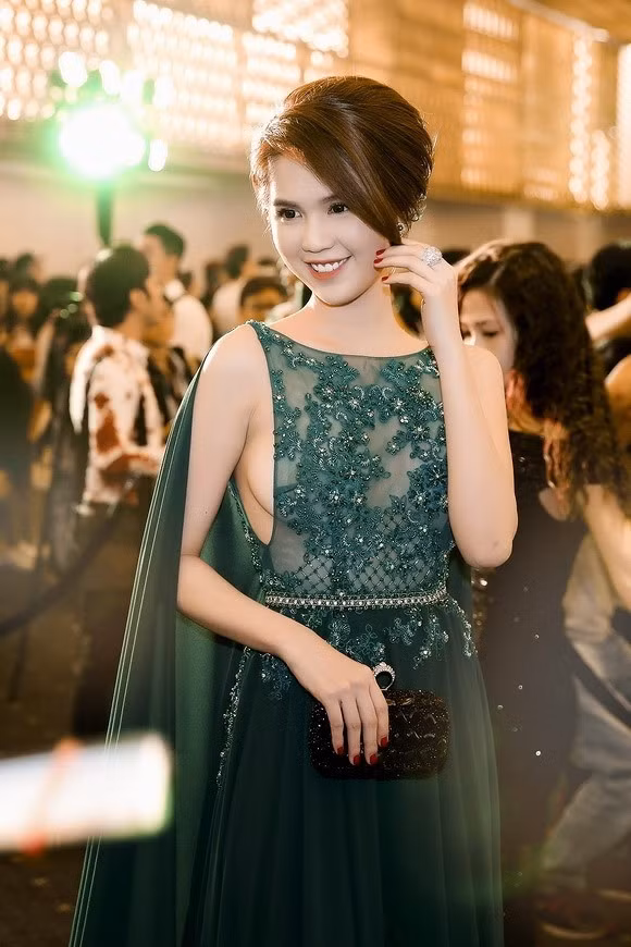 Ngọc Trinh không ngần ngại ăn mặc hở bạo và tự tin "thả rông" vòng một trong một sự kiện khác ở showbiz.