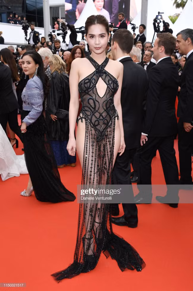 Sự kiện "nữ hoàng nội y" Ngọc Trinh diện trang phục phản cảm “mặc như không” trên thảm đỏ LHP Cannes 2019 cũng tốn không ít giấy mực của báo chí cả trong và ngoài nước.