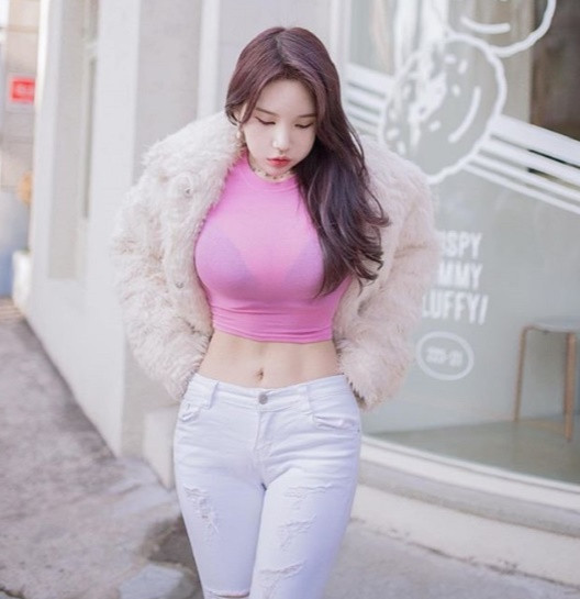 Nhờ tận dụng số đo hình thể 90-60-90 (cm) và cách ăn mặc gợi cảm nên cô nàng luôn toát lên vẻ quyến rũ ở bất cứ đâu.