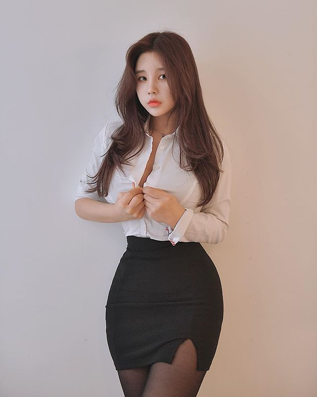 Style quen thuộc thường được cô nàng là sơ mi công sở kết hợp với chân váy, đôi khi kết hợp với áo khoác ngoài.