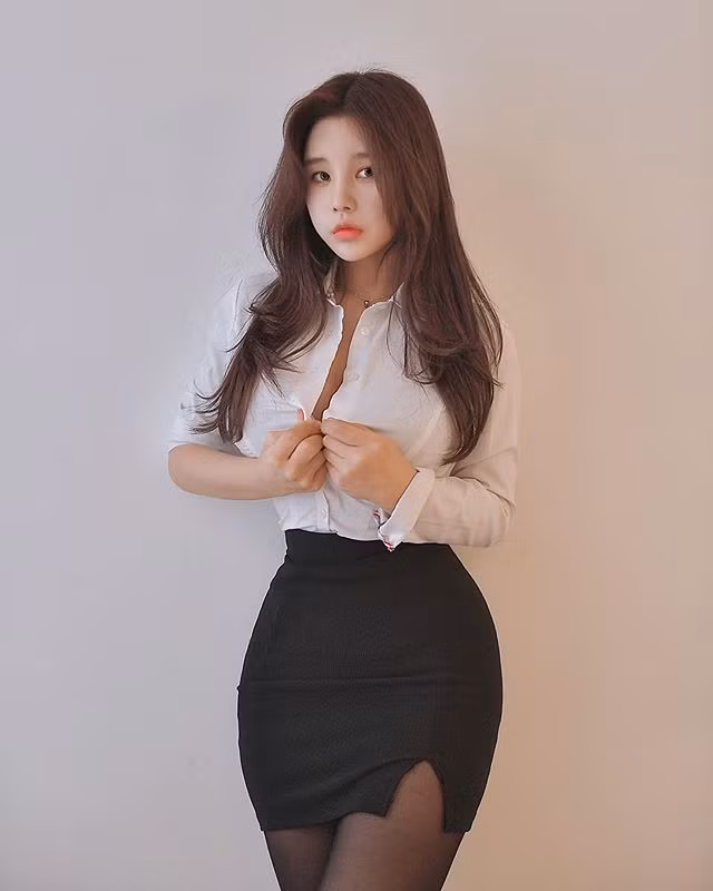 Style quen thuộc thường được cô nàng là sơ mi công sở kết hợp với chân váy, đôi khi kết hợp với áo khoác ngoài.