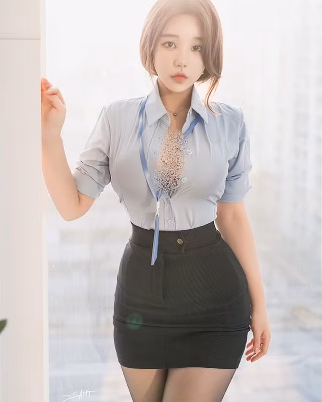 Zzyuri đang trở thành hiện tượng mạng xã hội Hàn Quốc với phong cách công sở cực kỳ sexy.