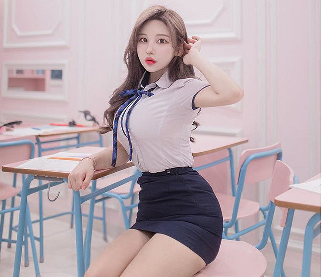 Nhiều cư dân mạng cho rằng nếu cô cứ mặc áo sơ mi sexy như thế này đi làm thật thì các anh đồng nghiệp sẽ chẳng thể nào tập trung vào công việc được.