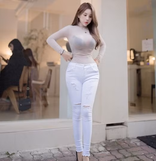 Zzyuri cũng khéo khoe nội y khi đi kèm các mốt áo mỏng manh.