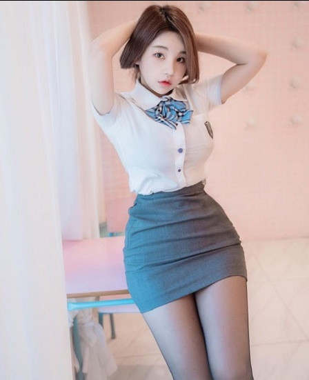 Đặc biệt, hot girl này có thói quen chọn sơ mi ôm khít cơ thể nên tạo cho người đối diện có cảm giác như muốn “bùng nổ”.