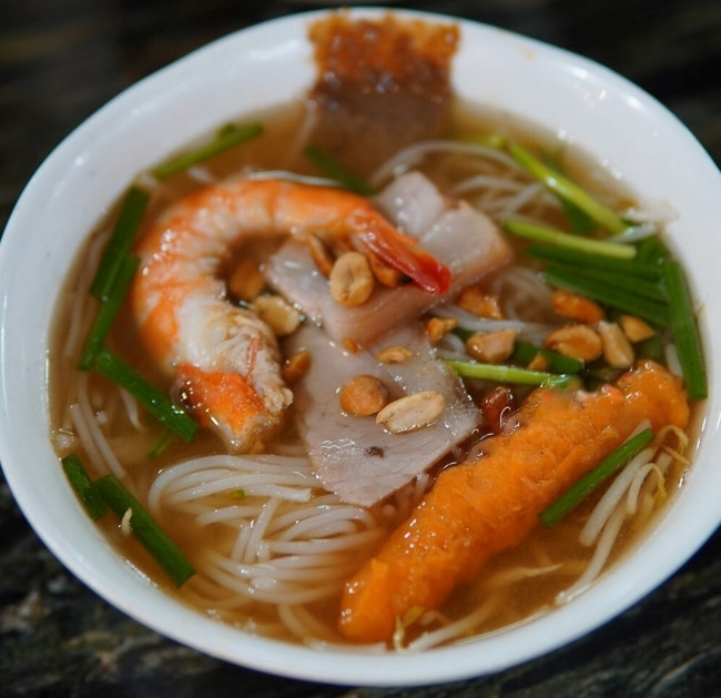 Bún suông Trà Vinh đã làm say lòng không biết bao nhiêu du khách mỗi khi tới đây. Cứ đến Trà Vinh mọi người lại truyền tai nhau đi ăn bún suông cho mọi người biết rằng mình đã đặt chân đến nơi đây.