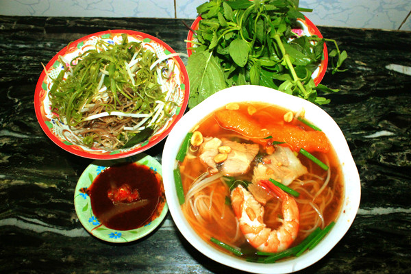 Nếu để ý kỹ, bạn sẽ thấy nước dùng của bún suông sẽ đặc biệt hơn so với các loại bún khác bởi màu ngả hơi nâu do có cho thêm me và tương hột. Nước dùng có vị chua thanh thanh, lại thoang thoảng mùi thơm của tôm tươi.