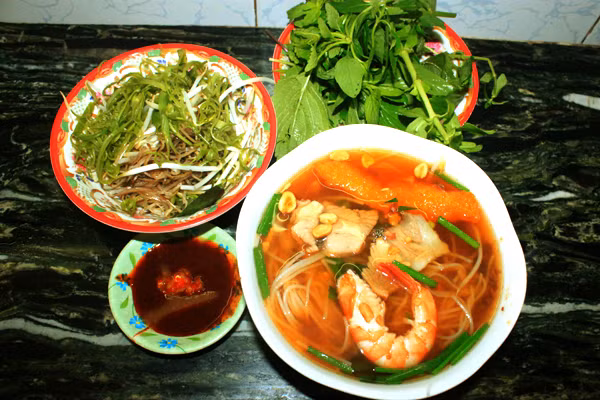 Nếu để ý kỹ, bạn sẽ thấy nước dùng của bún suông sẽ đặc biệt hơn so với các loại bún khác bởi màu ngả hơi nâu do có cho thêm me và tương hột. Nước dùng có vị chua thanh thanh, lại thoang thoảng mùi thơm của tôm tươi.