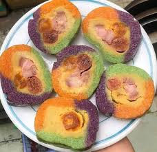 Bánh tét Trà Cuôn được gói bằng lá chuối xiêm hoặc lá lùng chứ không dùng lá dong. Người Trà Cuôn luộc bánh bằng cách hấp cách thủy thay vì ninh trong nước như các loại bánh tét khác. Bánh này có mùi thơm rất hấp dẫn, ngào ngạt mùi dừa, mùi gạo mới, mùi cốm…