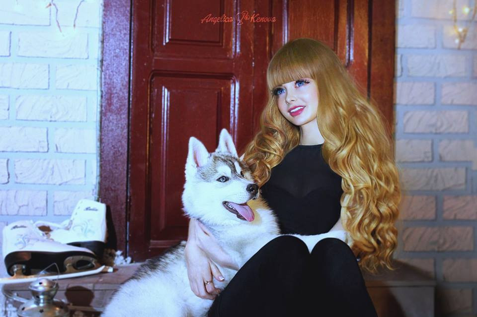 Cô cũng chia sẻ: “Bố mẹ tôi đã giữ tôi trong một cung điện thủy tinh cả đời, nhưng hy vọng một ngày nào đó, tôi sẽ có thể phá vỡ nó". Mời độc giả theo dõi video "Bí quyết làm đẹp của sao Việt". Nguồn: VTC.