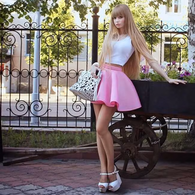 Cô tự hào khoe tỷ lệ cơ thể hoàn hảo đến mức khó tin với vòng eo siêu nhỏ chỉ 50 cm và vòng ngực tới 90 cm, cộng thêm đôi mắt to tròn y như Barbie.