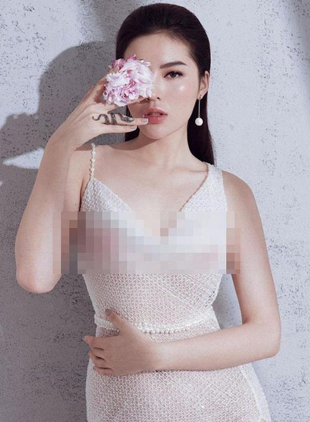 Kỳ Duyên cũng là một nàng hậu thường xuyên hứng chịu sự chỉ trích từ khán giả bởi cách ăn mặc hớ hênh, hở bạo.