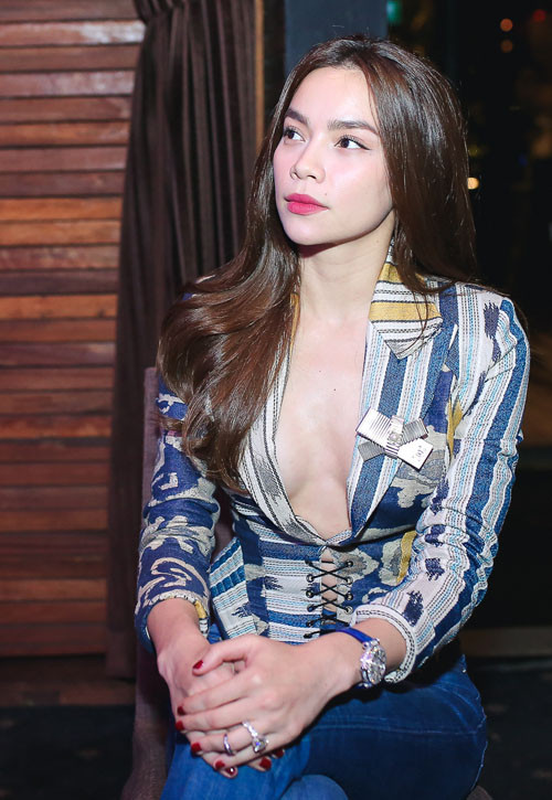 Hà Hồ cũng không ít lần “muối mặt” vì chuộng mốt không nội y, khoe vòng 1 quá lộ liễu.