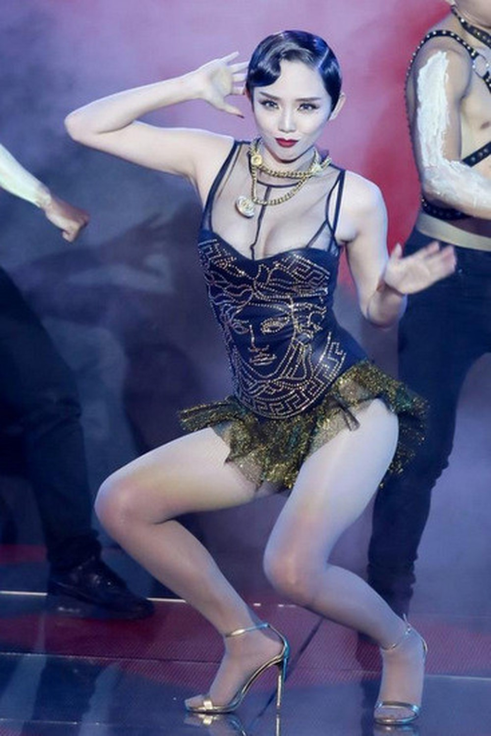 Tóc Tiên cũng mắc sự cố lộ miếng dán ngực trên sóng truyền hình khi chọn trang phục biểu diễn ngắn cũn cỡn, cắt khoét táo bạo.