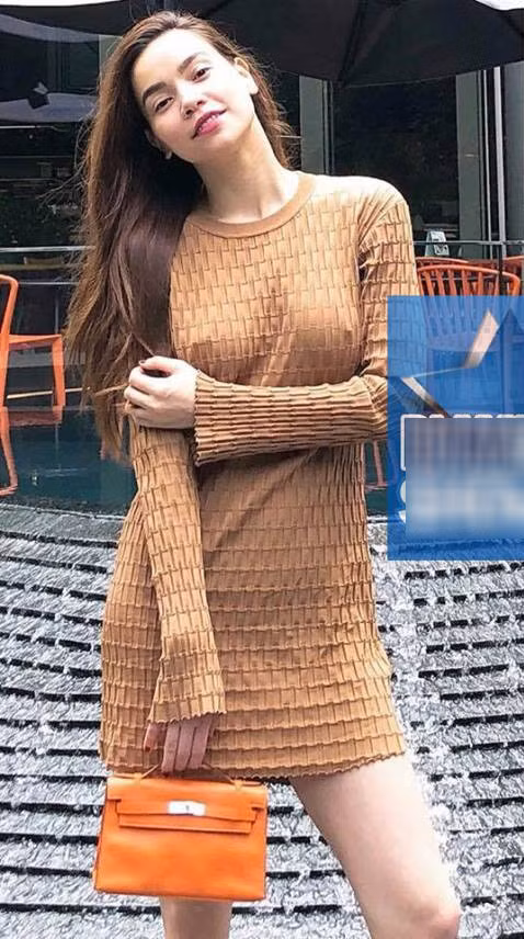 Đầu năm 2018, Hồ Ngọc Hà từng khiến công chúng nhức mắt khi để lộ loạt ảnh đầy sexy và tạo dáng khá nhạy cảm trong chuyến du lịch Thái Lan. Cách diện trang phục không nội y khiến nữ ca sĩ vô tình để lộ nhũ hoa.