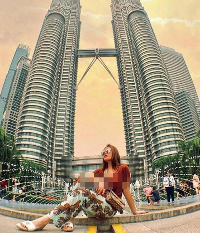 So với hình ảnh khá chỉn chu của phần lớn hoa hậu Việt, Kỳ Duyên lại khá thoải mái khi chia sẻ hình ảnh sexy, táo bạo. Trong một chuyến du lịch, cô không ngại khoe ảnh trang phục không nội y hở gần hết vòng 1 gợi cảm của mình.