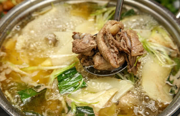 Món vịt xáo măng có mùi thơm béo, vị mềm ngọt của thịt vịt kết hợp vị chua chua của măng, vị cay cay của ớt hòa quyện với nhau một cách hoàn hảo. Vịt xáo măng ăn bún và rau sống là ngon tuyệt hảo. Ảnh: Pasgo.