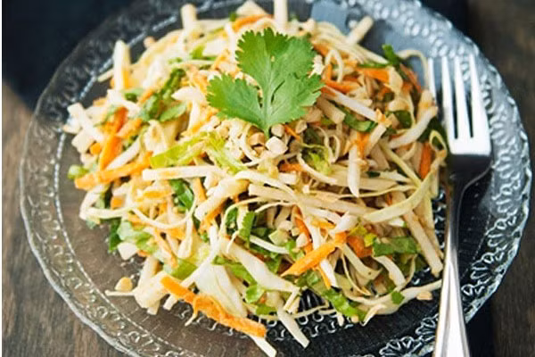 Món nộm măng thịt bò. Món này thường làm bằng măng sặt. Măng và thịt bọn thái sợi, măng cần chần 2 lần qua nước nóng trước khi làm nộm. Măng ăn ngọt chứ không hề đắng. Ảnh:Vietgiaitri.