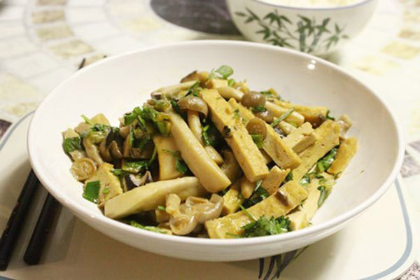 Măng xào nấm hương là món ăn ngon giàu dinh dưỡng và lạ miệng, rất thích hợp dùng cho bữa cơm gia đình trong những ngày ăn chay. Ảnh: Internet.