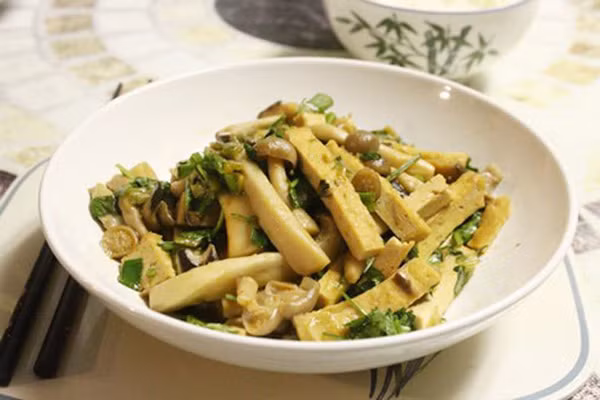 Măng xào nấm hương là món ăn ngon giàu dinh dưỡng và lạ miệng, rất thích hợp dùng cho bữa cơm gia đình trong những ngày ăn chay. Ảnh: Internet.