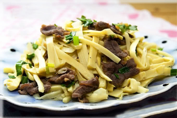 Món măng xào thịt bò vừa đơn giản, dễ làm lại có vị rất lạ và ngon, phù hợp với bữa tối cho gia đình bạn. Ảnh: Internet.