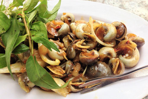 Nguyên liệu gồm: Ốc mỡ 150 gr, Tỏi phi 50 gr, Bơ lạt 20 gr, Đường trắng 3 muỗng canh, Nước mắm 2 muỗng canh, Gừng 15 gr.