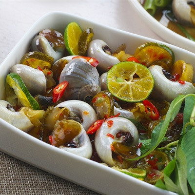 Đun đến khi nước mắm tắc sôi lên, kẹo lại thì thêm vào 4 trái tắc cắt lát, 10 gram ớt băm. Cuối cùng cho ốc mỡ vào và chúng ta đợi khoảng 2 phút cho ốc mỡ thấm thì bắc xuống. Ảnh: Internet. Mời độc giả theo dõi video "Chế biến món ngon từ nấm đông cô". Nguồn: VTC.