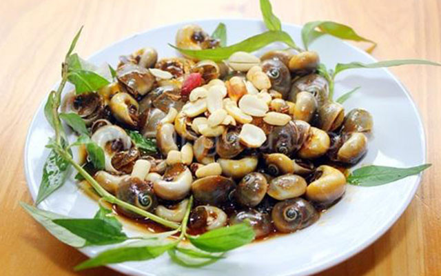 Nguyên liệu gồm: Ốc mỡ loại to: 150 gram, Nước cốt me: 150 ml, Rau muống chẻ hay rau răm: 150 gram, Tỏi băm: 10 gram, Sả tươi băm: 10 gram, Hành tím tươi băm: 10 gram, Ớt tươi băm: 10 gram, Dầu ăn: 30 ml, Đường cát trắng: 3 muỗng canh, Nước mắm: 2 muỗng canh, Gừng tươi: 15 gram.