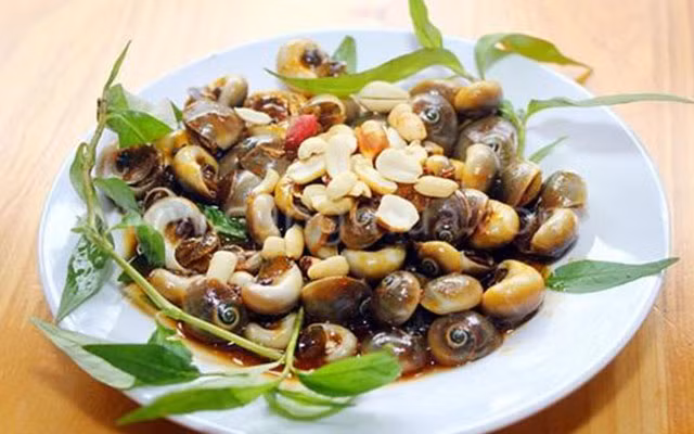 Nguyên liệu gồm: Ốc mỡ loại to: 150 gram, Nước cốt me: 150 ml, Rau muống chẻ hay rau răm: 150 gram, Tỏi băm: 10 gram, Sả tươi băm: 10 gram, Hành tím tươi băm: 10 gram, Ớt tươi băm: 10 gram, Dầu ăn: 30 ml, Đường cát trắng: 3 muỗng canh, Nước mắm: 2 muỗng canh, Gừng tươi: 15 gram.