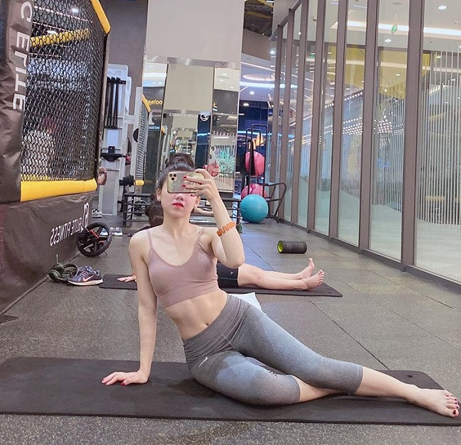Nữ MC thể thao tập trung bình 5-6 buổi/ tuần, thực hành bài tập cho toàn thân, tuy nhiên chú trọng vào phần vòng 3 và đùi. Ảnh: Internet. Mời độc giả theo dõi video "Minh Hằng chia sẻ về phong cách thời trang". Nguồn: VTC.