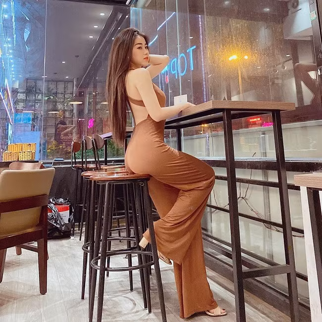 Cô thường xuyên khoe dáng trong các trang phục hở bạo như thiết kế hở lưng hay cúp ngực.