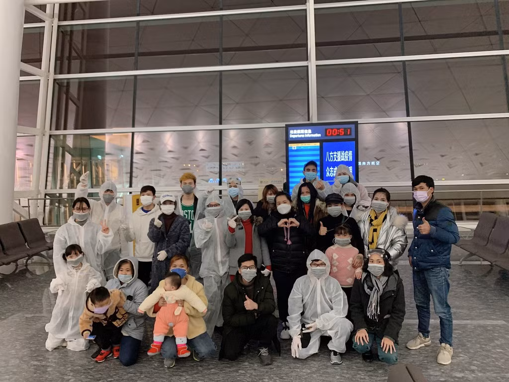 Những câu chuyện cảm động trên chuyến bay đón 30 công dân VN từ Vũ Hán về nước - Hình 3 Nhung cau chuyen cam dong tren chuyen bay don 30 cong dan VN tu Vu Han ve nuoc-Hinh-3