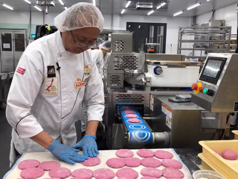 Dù nghe có vẻ liều lĩnh và kỳ lạ, thế nhưng sản phẩm bánh mì thanh long mà ông làm ra được đánh giá cao và khá ngon.