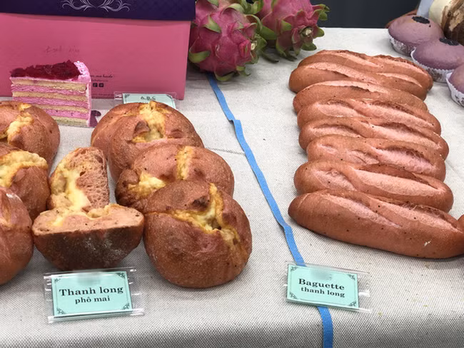 Bằng cách xay nhuyễn thanh long, thay thế cơ số đường trắng bằng đường từ loại quả này khiến cho ổ bánh mì có màu đậm hơn, vị ngọt thanh hơn và thoang thoảng mùi thơm của trái cây, vô cùng dễ ăn.