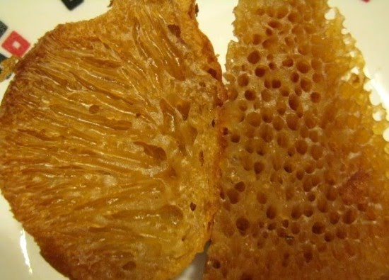 Bánh bò rễ tre (An Giang): Món bánh có tên độc lạ này vì khi cắt ngang miếng bánh sẽ hiện ra những ống khí trông y hệt như rễ tre - một đặc điểm mà các loại bánh bò thông thường không có. Theo kinh nghiệm của những người làm bánh, bánh càng có nhiều “ống tre” thì sẽ càng ngon.